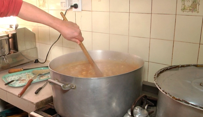 Cocinera de una escuela entrerriana deberá devolver más de $10 millones por faltas injustificadas