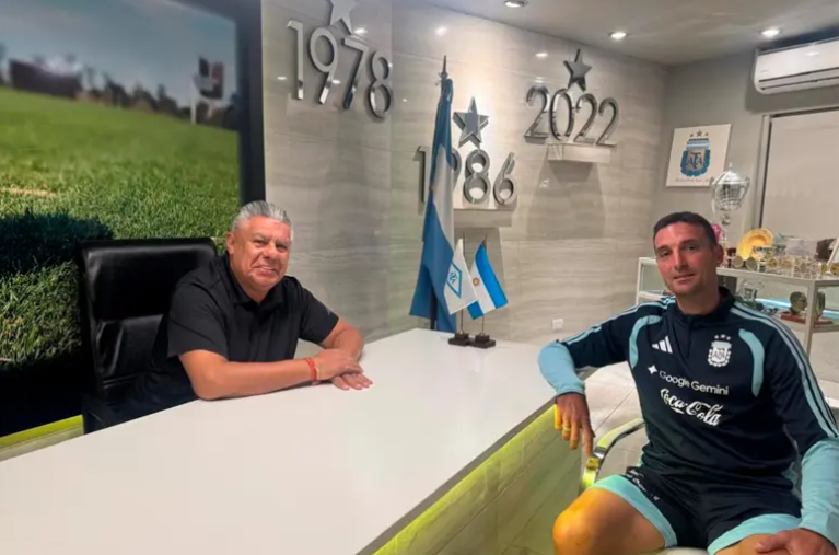 Scaloni comenzó a negociar con Tapia la renovación de su contrato con la Selección