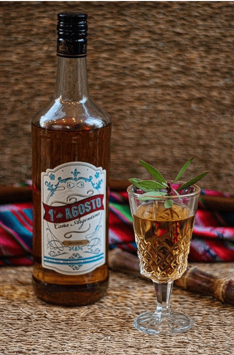 Solo tres traguitos: la tradición de tomar caña con ruda cada 1° de agosto