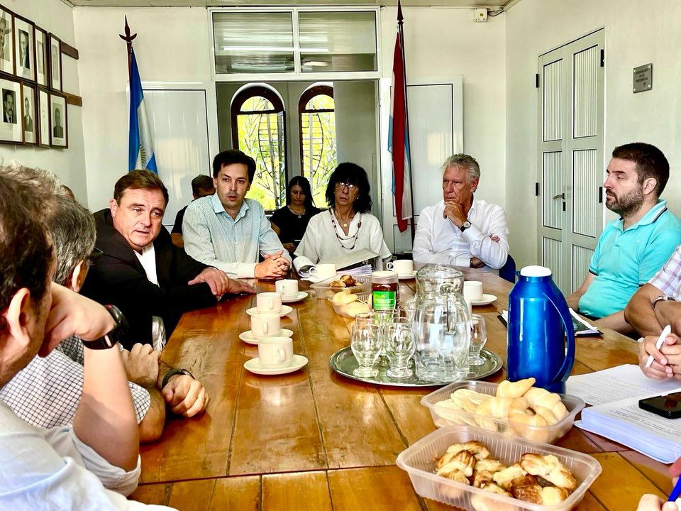 Reunión con representantes del Banco Interamericano de Desarrollo. Director de Vialidad Provincial de E.R y Titular de Unidad Ejecutora Provincial