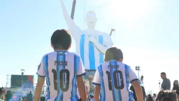 La estatua más grande del mundo de Lionel Messi fue inaugurada en Argentina