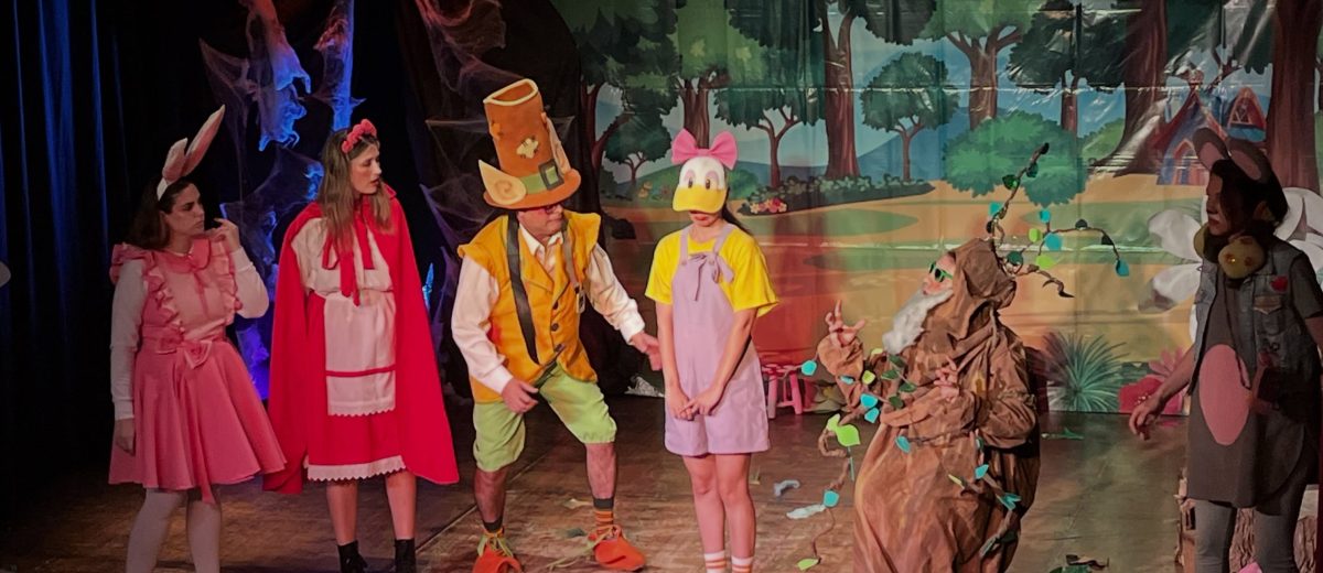 A sala llena se presentó la Obra “Caperucita y los Valientes del Bosque”