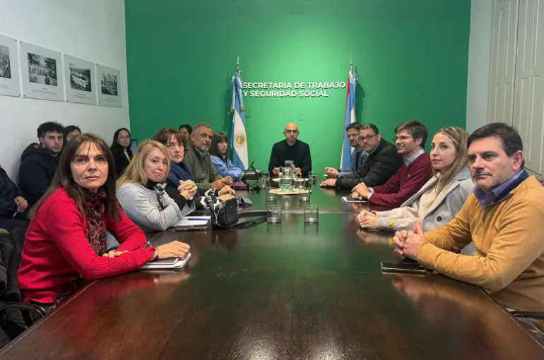 El gobierno provincial y los gremios estatales retoman la paritaria este martes