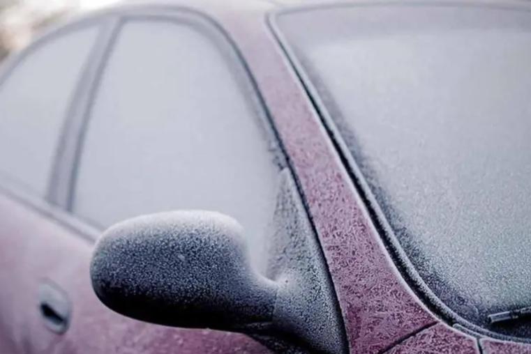 Cómo quitar la escarcha del auto en minutos y sin dañar el parabrisas