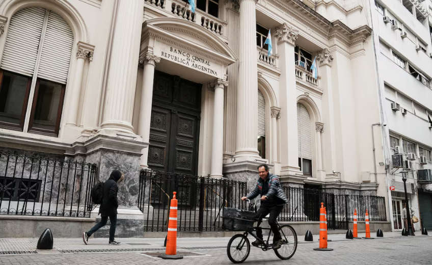 El BCRA refinanció préstamos con bancos por USD 6.000 y extendió sus vencimientos hasta después de las elecciones presidenciales