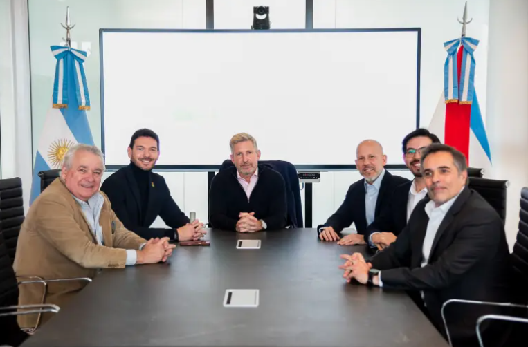 Frigerio firmó un convenio para llevar la inteligencia artificial al Estado y las pymes