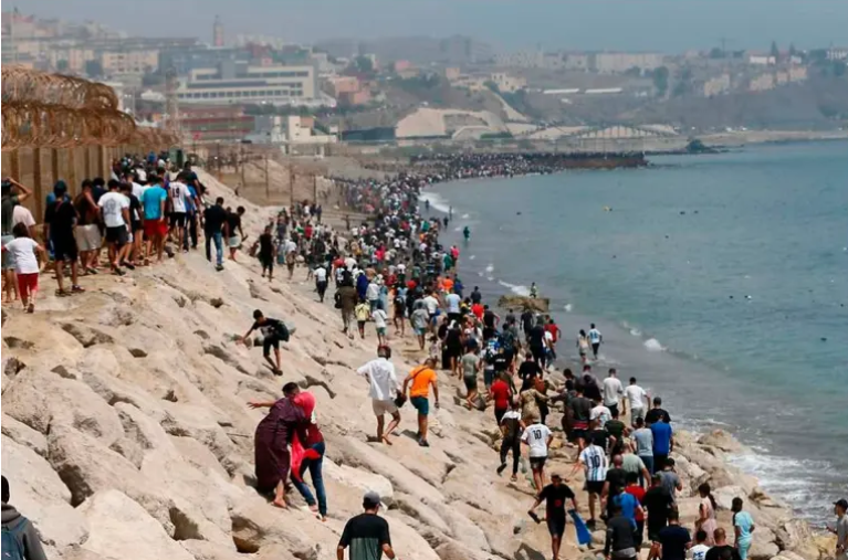 Miles de migrantes marroquíes desatan crisis en la frontera del norte de África: video