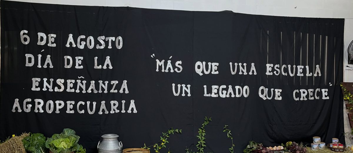 Acto por el Día de la Enseñanza Agropecuaria en “La Carola”