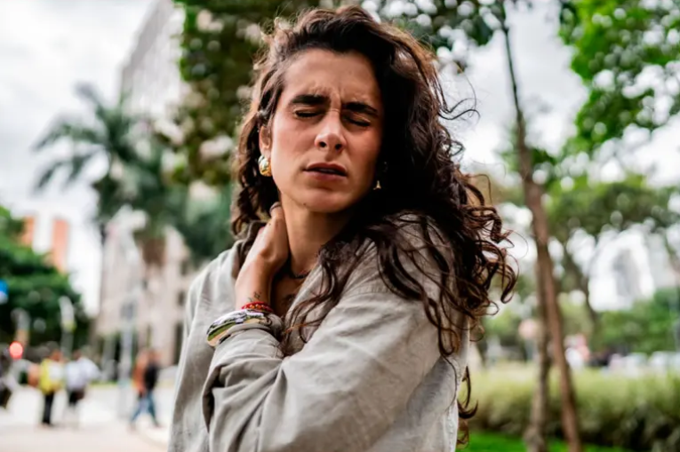 Dolor de cuello por usar el celular: claves y ejercicios para aliviar las molestias