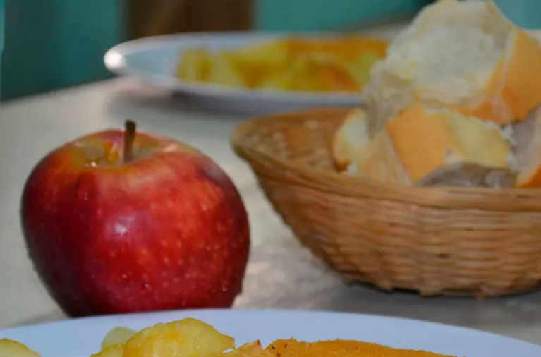 Comedores escolares: la Provincia respaldó el fallo sobre los alimentos con octógonos