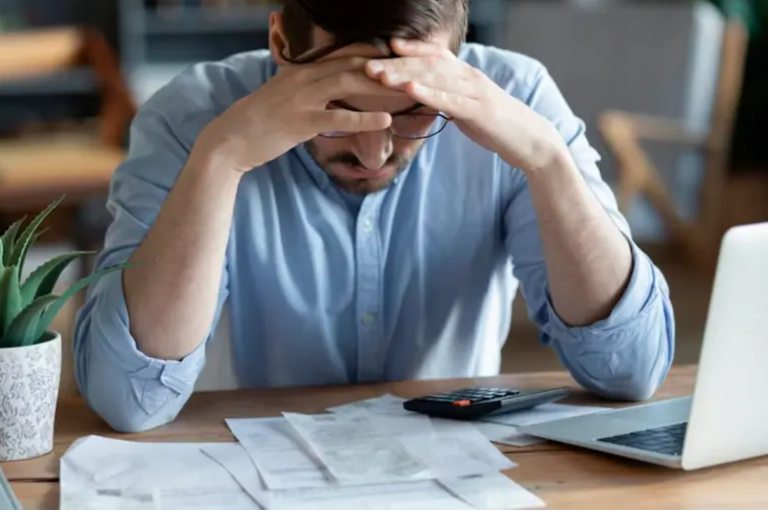 Endeudamiento récord y morosidad creciente: 3,6 millones de argentinos son deudores “irrecuperables”