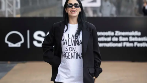 Lali Espósito lució una remera con la frase “Las Malvinas son argentinas” en el Festival de San Sebastián