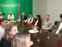 El Gobierno y los gremios docentes retoman la paritaria este martes