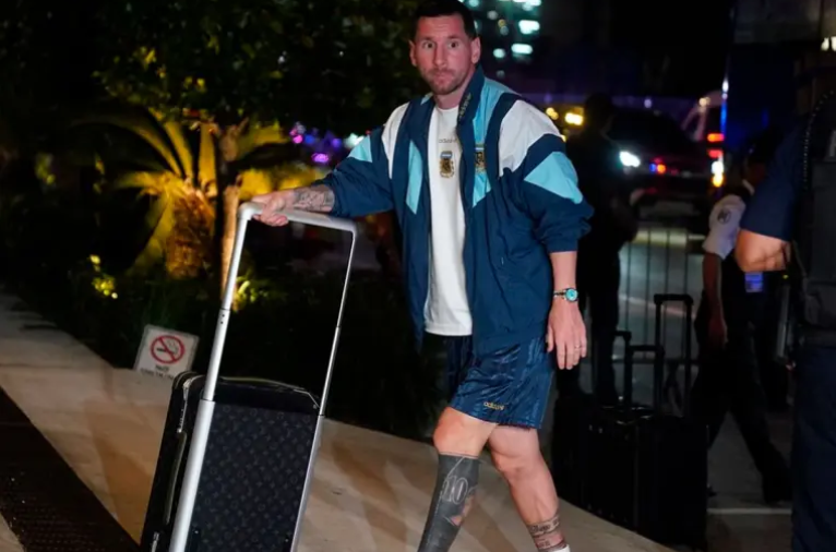 A cuatro días de su despedida, Messi aterrizó en Argentina junto a su familia