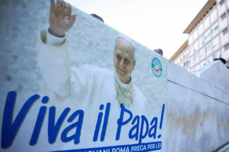 El Papa León XIV pasó bien la noche y desayunó tras ser operado en Roma